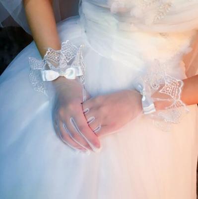 China Wrist Length Gloves Elegant Short Finger Wedding Bridal Gloves for sale