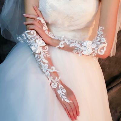 China Wrist Length Bridal Accessories White Wedding Gloves With Lace for sale