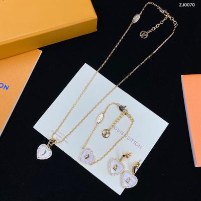 China Latest Trendy Lady Gift Jewelry Designer VL Letter Gold Plated Zircon Heart Necklace Earrings Bracelet Set for sale