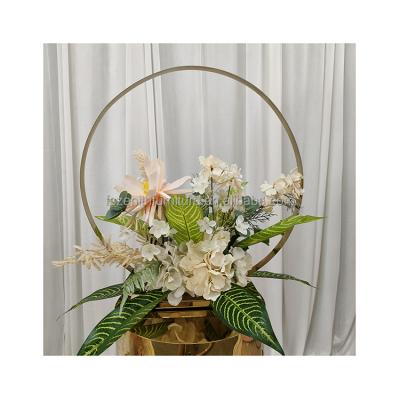 China Wedding Decoration Wedding Props Decoration Wrought Iron Road Lead Gold Flower Stand Round Metal Table Centerpiece for sale