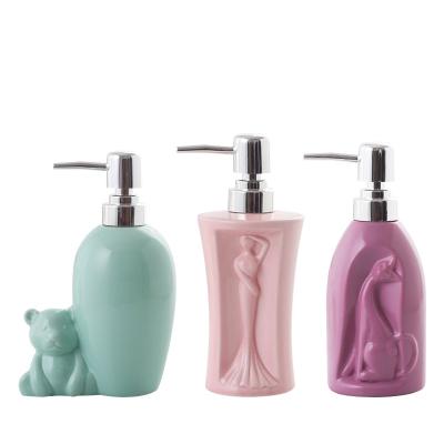 China Sustainable Modern Luxury Gold Lotion Bottle Soap Dispenser Square Ceramic Hotel Bathroom Accessories Sets for sale