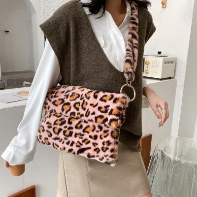 China Fashion Large Capacity Single Shoulder Cross Body Women Bags Chic Fur Cross - Sling Tote Plush Leopard Body Bag for sale