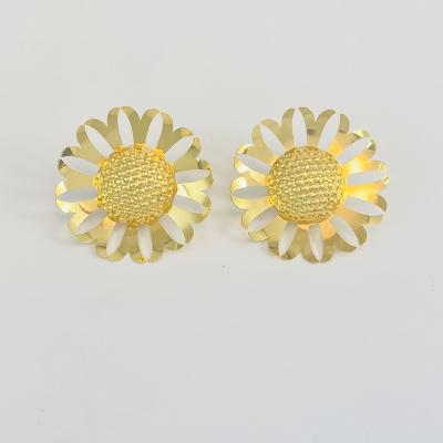 China TRENDY Star Gold Jewelry 2022 Luxury 18k Iron Gold Alloy Stud Earrings For Women for sale