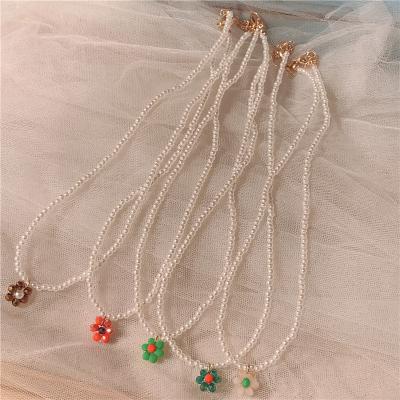 China NUORO Korea New Fashionable Vintage Color Beaded Flower Daisy Pendant Necklace Y2K Imitated Pearl Beaded Necklace for sale