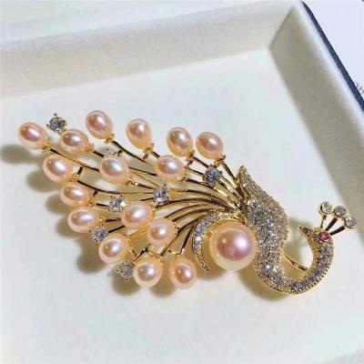 China Birthday Fashion Brooch Low CZ Gemstone Jewelry Peacock Pearl Wholesale Freshwater Brooch for sale