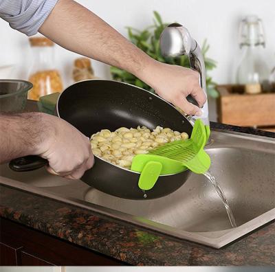 China Viable Clip On Silicone Household Kitchen Drain Device Food Strainer Silicone Colander Fits All Pots And Bowls for sale