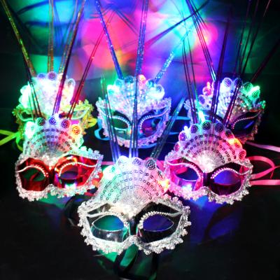 China Fashiom Mask Costume Ball Christmas Halloween Party Mask Feather Glowing Butterfly Rain Cartoon Anime Cosplay Silk Mask zu verkaufen