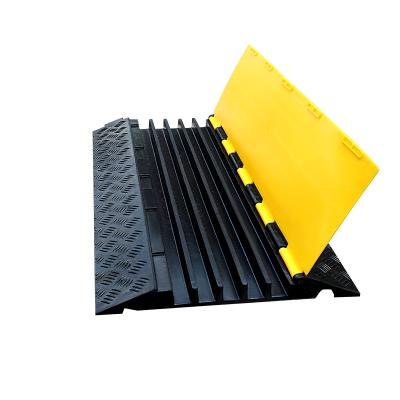 China Rubber Base+PVC Cover CE RoHs 5 Channels 1000*500*50mm Cable Protector Rubber Plastic Road Ramp for sale