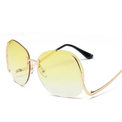 China Oversized Sun Glasses Female Customer Logo Fashion Sun Glasses Lady Shades Yellow Trendy Sun Glasses Women for sale