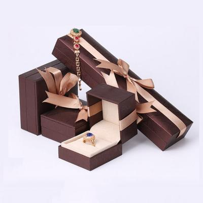 China Custom Recycled Jewelry Box Jewelry Box Brown Packaging Materials Display Luxury Necklace Box Set for sale