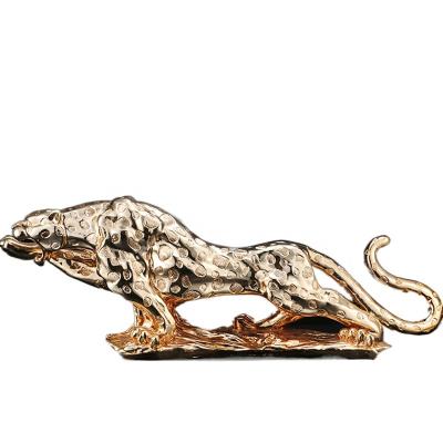 China Luxury Leopard Handmade Animal Sculpture Europe Resin Home Decoration Art Crafts Animal Home Decor for sale