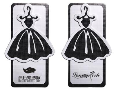 China Sustainable Fast Delivery Low Price Printing Die Cut Product Paper Luxury Apparel Hangtag for sale