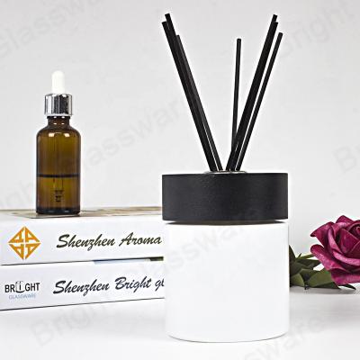 China Personal Care Empty Round 100ml White Aroma Reed Diffuser Glass Bottle With Wooden Cap for sale