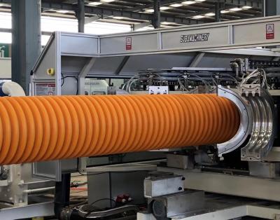 China Hochgeschwindigkeits-HDPE-PP-Plastikgewölbte Rohr-Extrusionslinie vollautomatisiert für Abwasserleitung zu verkaufen