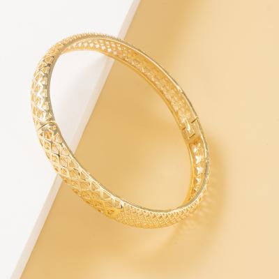 China RHB6689T CLASSIC Elegant Gold Pated Bangles 18k Gold Plated Cutout Design Hot Selling Bangle For Party Wedding Gift for sale