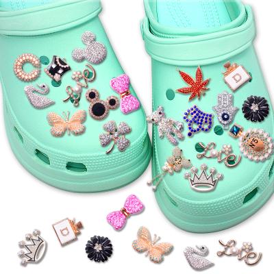 China Custom Shoe Clog Charms New Arrive Shoe Charms Decoration Pearl Crystal Flowers PVC Shoes Charms A Gift For A Lady for sale