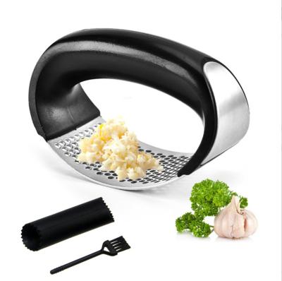 China Viable Household Garlic Press Household Stainless Steel Garlic Crusher Kitchen Tools Manual Ginger Juice Dispenser for sale