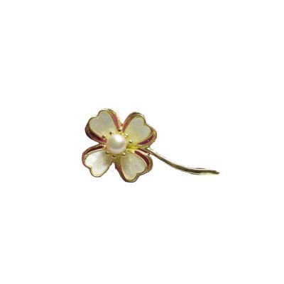 China Beautiful Pearl Brooch Four Clover Leaf Pearl Amazon Pin Designs Pearl Brooches for sale