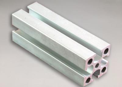 China Perfiles que moldean del aluminio blanco de plata de la electroforesis, extrusor de aluminio en venta