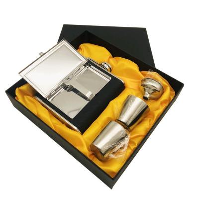 China Vintage Factory Export Whosale Black Hip Flask Gift Set With Cigarette Holder For Gifts for sale