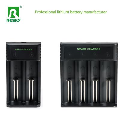 China Oplaadbare USB-batterijoplader 5V 2A 4 gleuf voor 3,7V 1,2V batterij Te koop