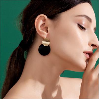 China New personalized and fashionable CLASSIC metal earrings lead sales of South Korea's east door earrings and earrings for sale