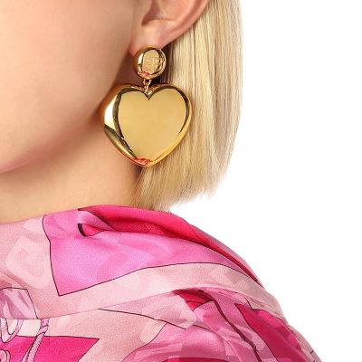 China Vintage love 18k gold letter earrings S925 vintage gold plated brass double B peach heart pin fungus earrings white gold plated earrings for sale