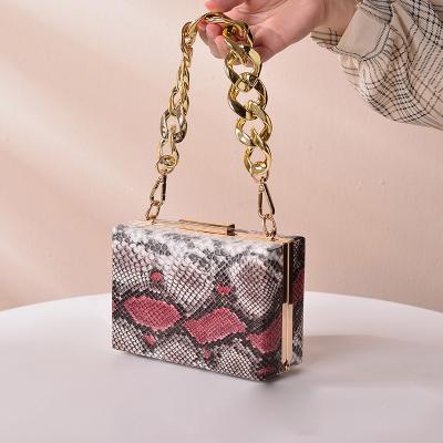 China Lady Elegant Female Sac A Main PU Snake Print Handbag New Trend Women Party Snakeskin Clutch Gold Chain Evening Clutch Bag Ladies for sale