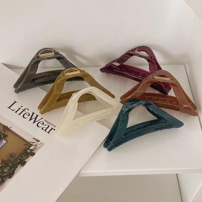 China Hair claw Big Triangle Claw Clip Wholesale Jumbo Hair Clamps Claw Clip for Thick Hair Korean New Style Plastic Green Hair Claw Clips for sale