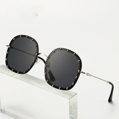 China Small Rivet Sunglasses Fashion Oval Metal Sunglasses Unisex Sunglasses for sale