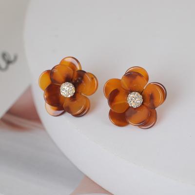 China Eco-friendly Dubai Gold Plated Women Fashion Earring Jewelry Acrylic Flower Shaped Stud Earrings for sale