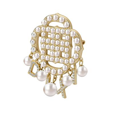 China Popular Pearl Crystal Brooches Safety Lapel And Pins Cubic Zirconia Brooches Pearl Pin Brooch Crystal Women Custom Jewelry for sale