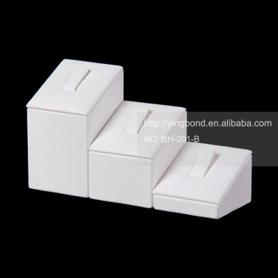 China New Jewelry Store Velvet Ring Jewelry Display Set Ring Holder White Ring Display for sale