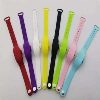 China China Reusable Sanitizer Wristband Silicone Wristband Wristband Dispenser for sale