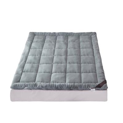 China Customized Size Plain Polyester Air Permeable Quilted Mattress Topper Protector Partraction Anti-Pilling for sale