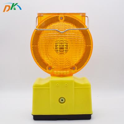 China High Quality PC Mask +PP Plastic Base Led Road Safety Barricade Solar Powered Strobe Warning Light for sale