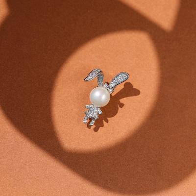 China QIANZUYIN Copper Women Fashion Pearl Brooches Zircon Cartoon Cute Little Rabbit Pin Designer Animal Brooch for sale