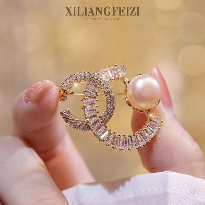 China Brooch Luxury High Quality Zircon CC Pearl Crystal Natural Freshwater Brooch for sale