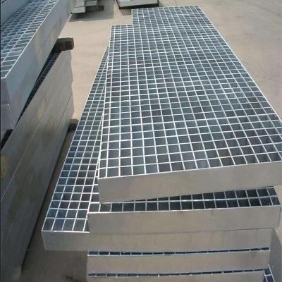 China Industrial Deck Metal Flooring 30mmx5mm Galvanized Bar Steel Serrated Mesh Grating for sale