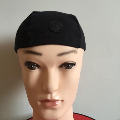 China Trazador de líneas negro del casco del casquillo del cráneo del poliéster del algodón con las gorritas tejidas traviesas de las telas del velcro en venta