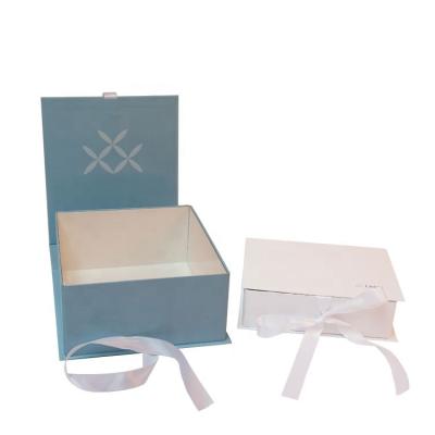 China Wholesale Handmade Cardboard Paper Folding Packaging Boxes Printed Logo Ribbon Folding Packaging Gift Box à venda