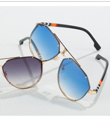 China Oversized Designer Sunglasses 2022 Retro Fashion Sunglasses Men Women Metal Frame Fashion Sunglasses for sale