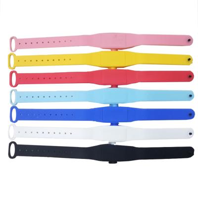 China New Reusable Wearable Silicone Wristband With Bottle Bracelet For Hand Washing en venta