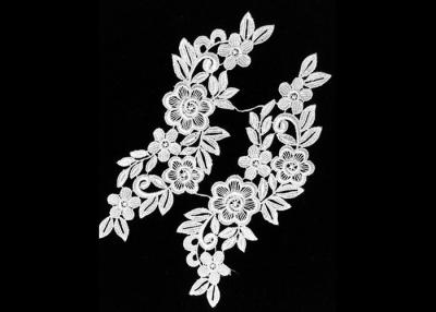 China Cuello blanco del cordón del ganchillo de la flor del poliéster con diseño floral sofisticado en venta