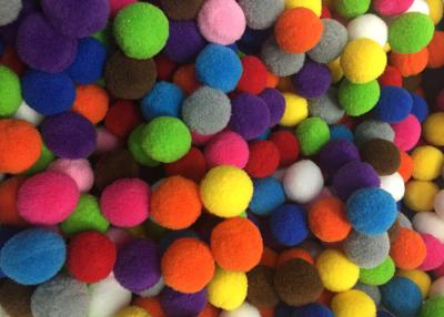 China Ajuste multicolor de la bola de Pom Pom del poliéster para Apparal/la decoración casera, diámetro de los 2CM en venta