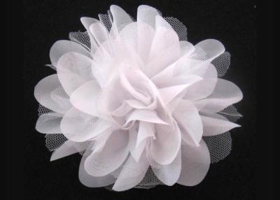 Chine Accessoires alternatifs blancs de corsage de fleur de tissu de maille de mousseline de soie pour le mariage nuptiale à vendre