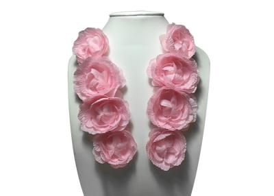 Chine Tissu rose épousant le corsage floral de fleur de tissu de satin pour les accessoires de mode des femmes Divers à vendre