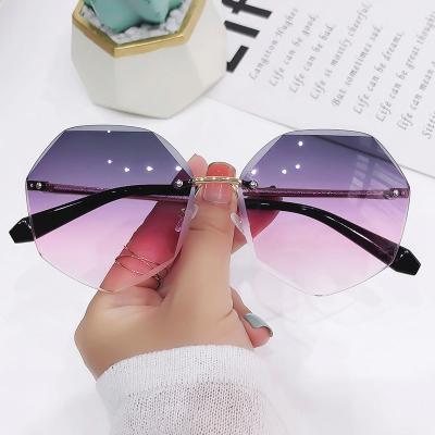 China Eyewear Fashion Crystal Glasses Women Flower Frameless Merchant Sunglasses Rhinestone Shades Rimless Sun Glasses Uv400 for sale