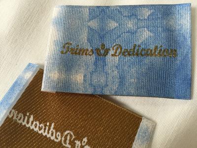 Chine Labels tissés par damassé très utilisée, labels tissés par satin de logo d'impression de Digital à vendre