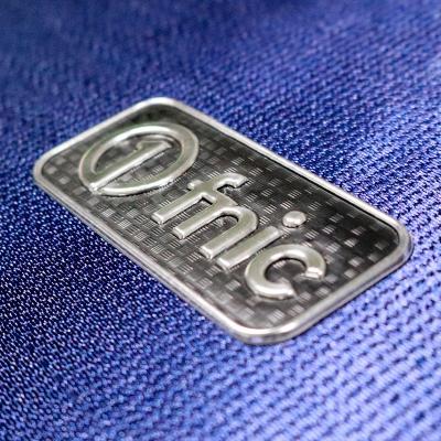 China Logotipo de transferencia de calor de metal Tpu negro de plata 3D personalizado para prendas de vestir de alta calidad en venta